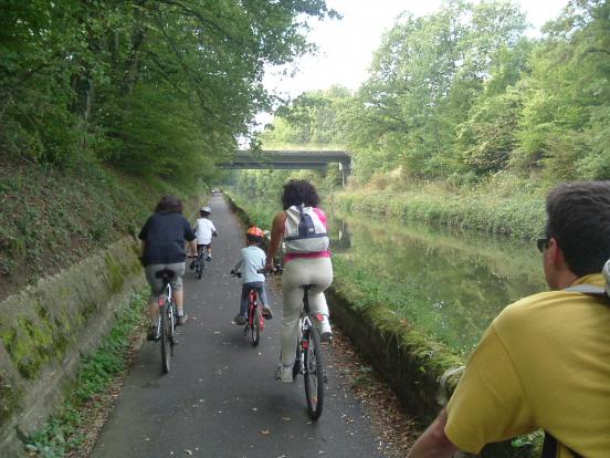 Canal en forêt