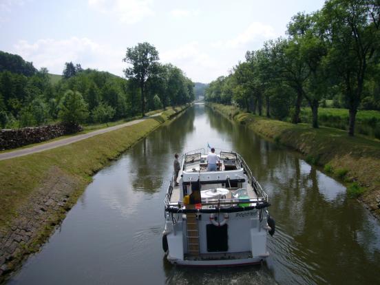 Canal avec bateau