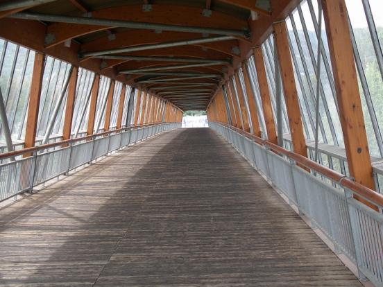 dans la passerelle