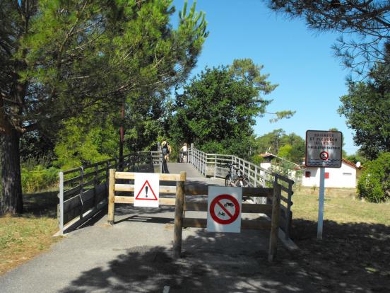 Passerelle sur le canal