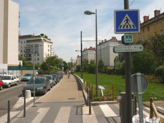 Un goudron au pin en test sur une piste cyclable à Décines et Meyzieu