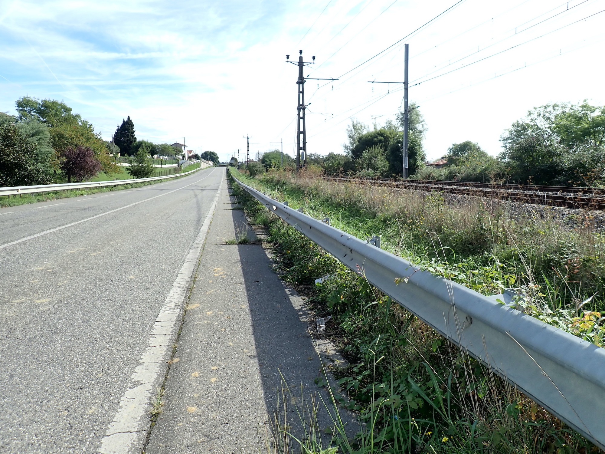 Bandes cyclables effacées et rétrécies par les herbes