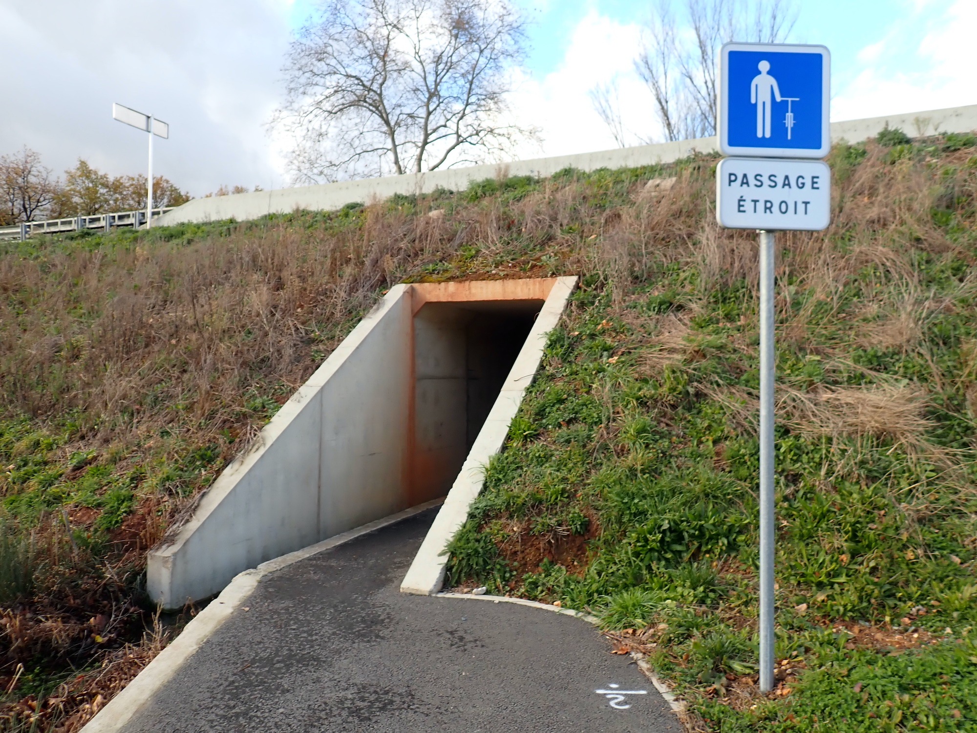 Passage sous la D612 le long d’un ruisseau