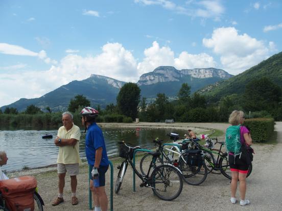 Entouré de montagne