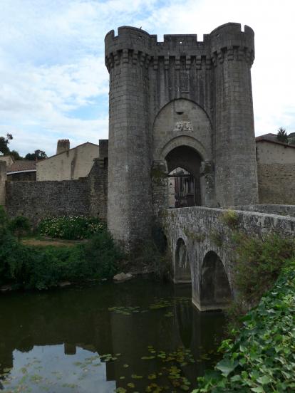 Parthenay expérimente le double-sens cyclable - Ville de Parthenay