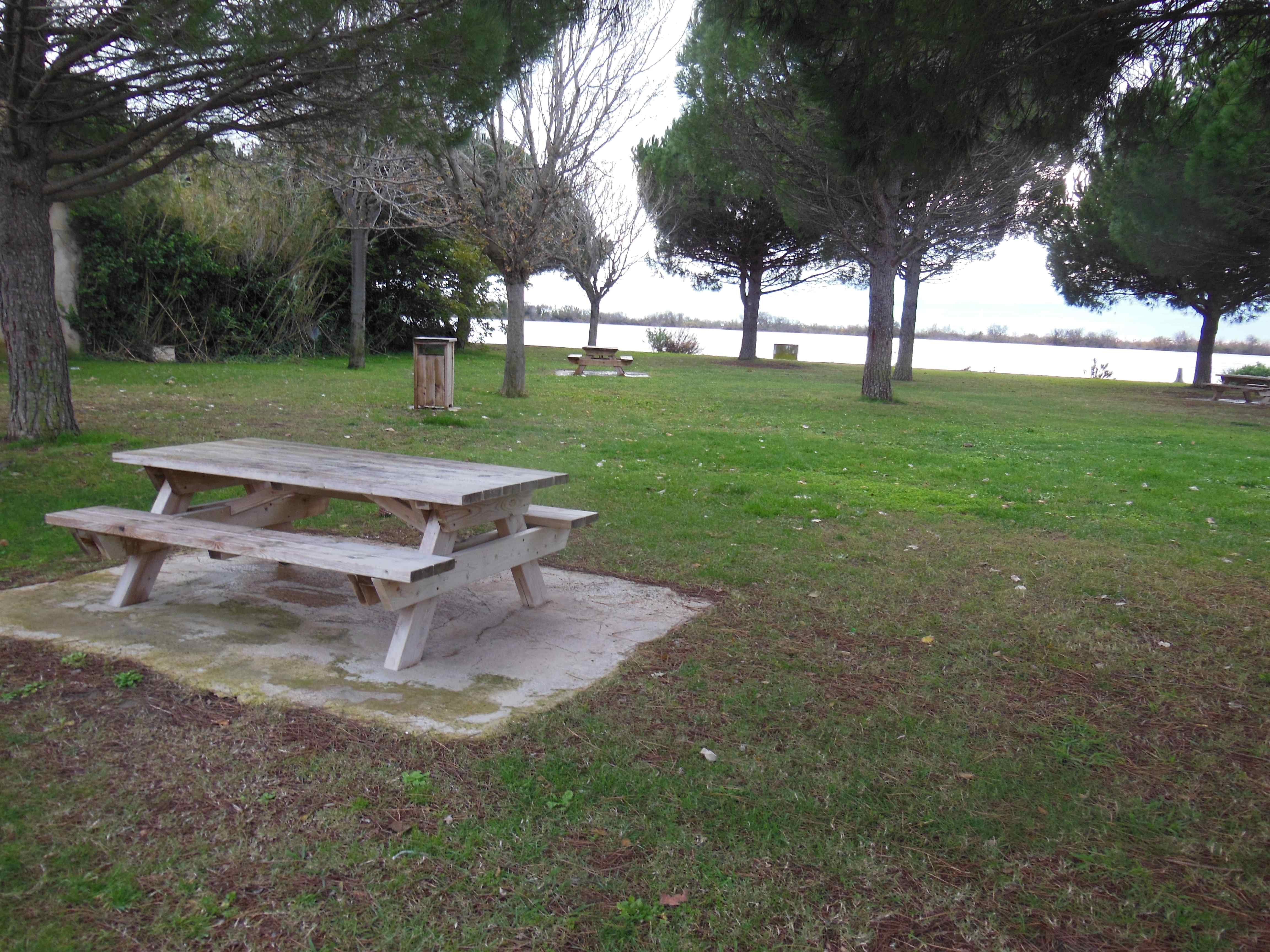 Tables au bord du Rhône 	