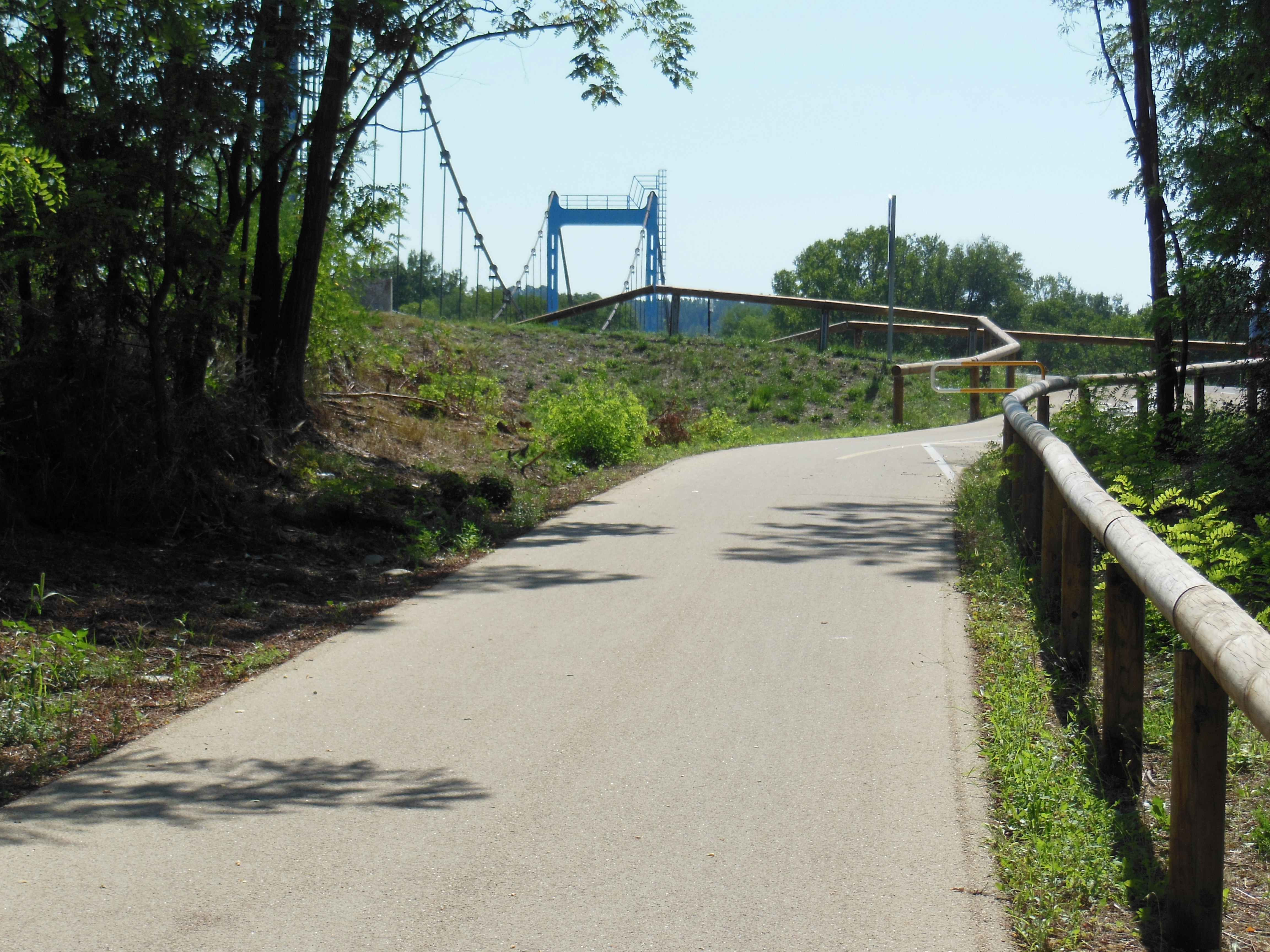 Voie verte raccordée au  pont sur le canal