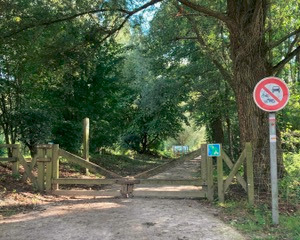 Barrière située en entrée du Marais de Péronne