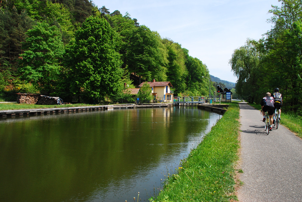 Lutzelbourg piste du canal de la Marne au Rhin écluse cyclos